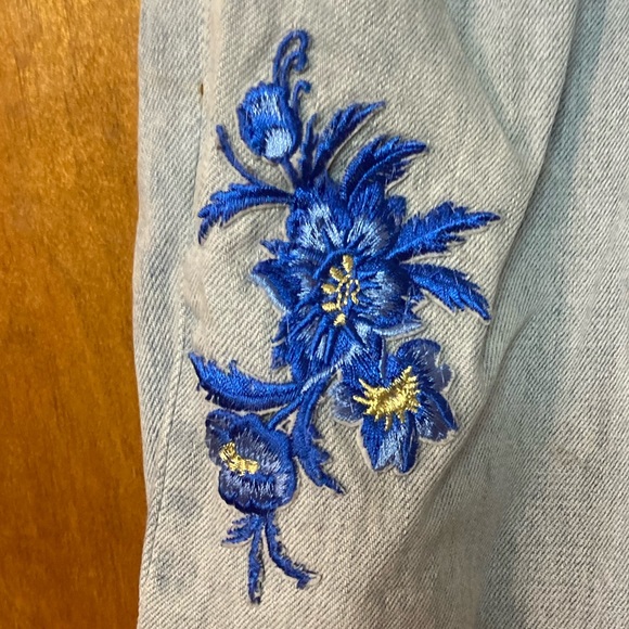 Light wash jeans with flower patches Ashley Mason - Picture 3 of 6